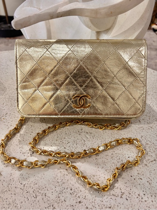 CHANEL Handbags - Authentic CHANEL vintage classic single flap 24k gold hardware